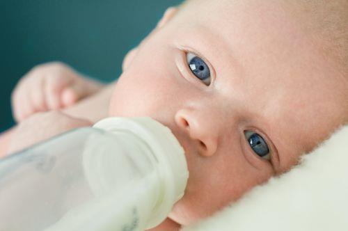 כיצד בוחרים את הבקבוק והפורמולה המתאימים לתינוק