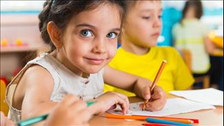 מאחיזת עפרון ועד לישיבה: התרגילים שיעזרו לילד לעשות זאת נכון
