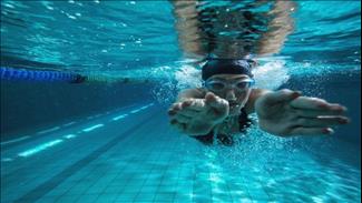 הקלה על אסתמה ושיפור בריאות הלב: 12 יתרונות בריאותיים בשחייה