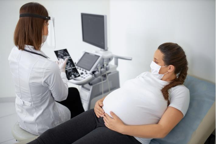 אישה מבצעת בדיקת אולטרסאונד במהלך ההריון 