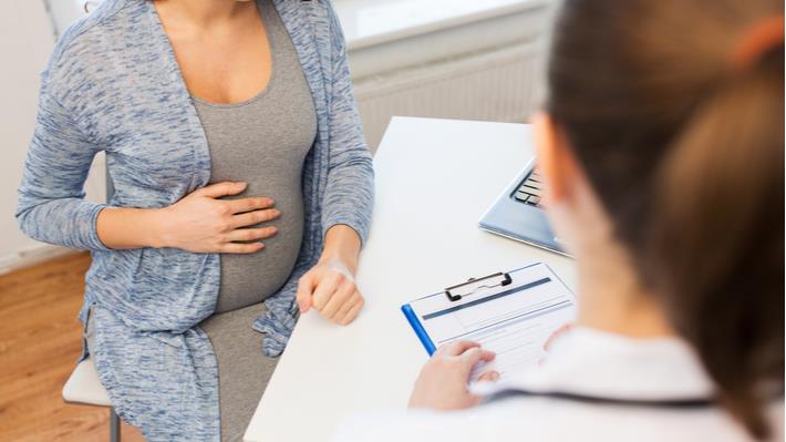אישה בהריון מתייעצת עם הרופאה המטפלת על ניהול מחלת האפילפסיה 