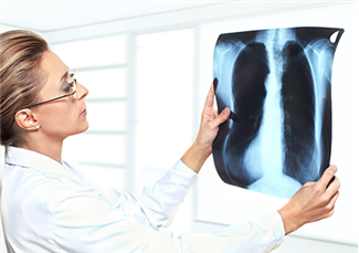 ניתוח טורקוסקופי לכריתת חלקים פגועים של הריאות