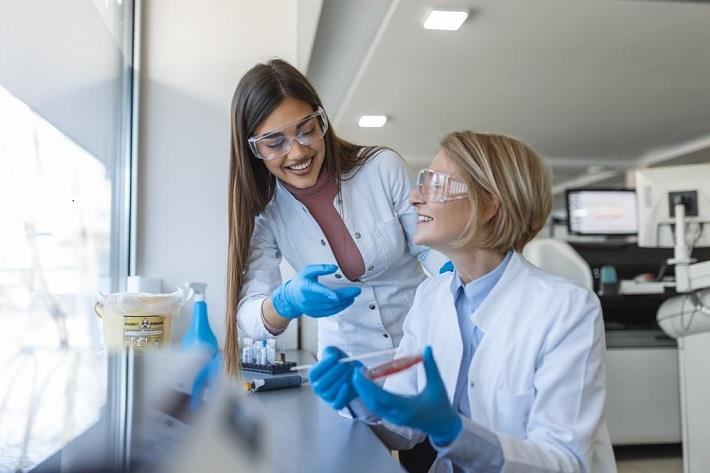 שתי נשים עובדות במעבדה לביולוגיה