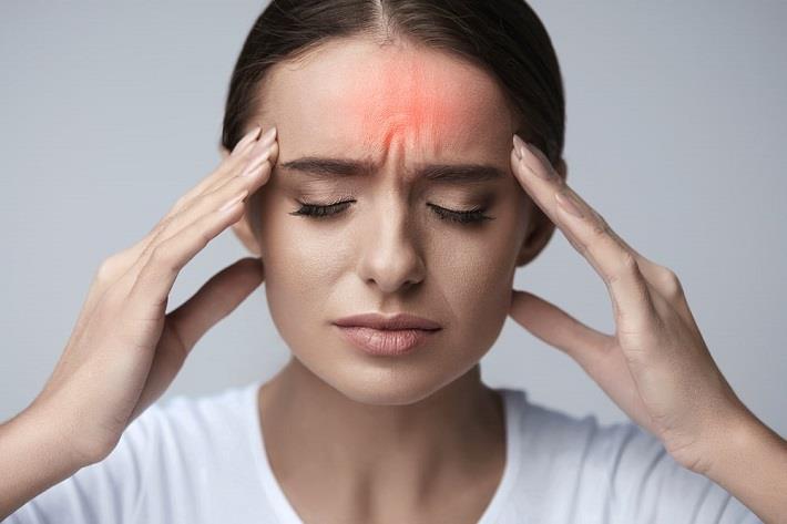 אישה סובלת מכאב ראש, איבופורופן