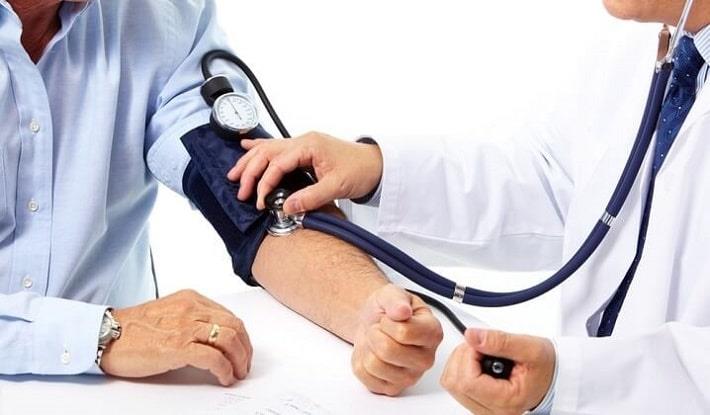 רופא מודד לחץ דם למטופל, ניפדיפין לטיפול בלחת דם גבוה