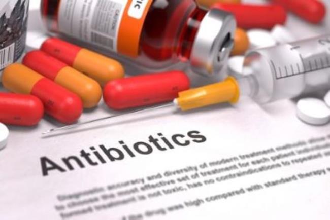 זריקות וקפליות של קלינדאמיצין אנטיביוטיקה