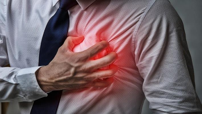 גבר סובל מהתקף לב, שם את ידו על החזה באזור הלב, ניטרוגליצרין (גליצריל טריניטראט)