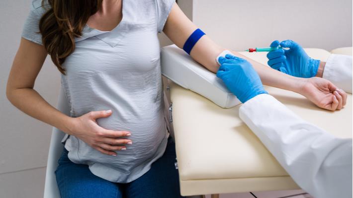 אישה בהריון מבצעת בדיקת חלבון עוברי