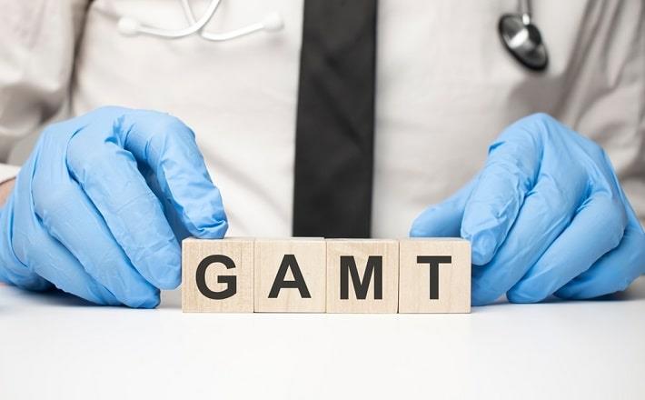 ידיים של איש רפואה אוחזות בכיתוב של מחלת GANT, בדיקת גואנידינואצטט וקריאטין 