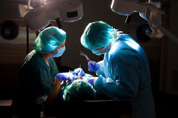 כירורגית וכירורג בריאטרי עורכים ניוח מעקף קיבה במטופלת