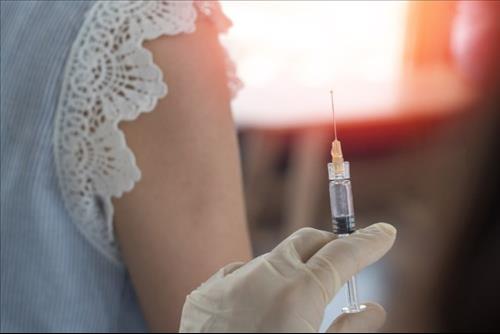 בחורה לפני קבלת חיסון למניעת התפשטות זיהומים, בריאות הציבור