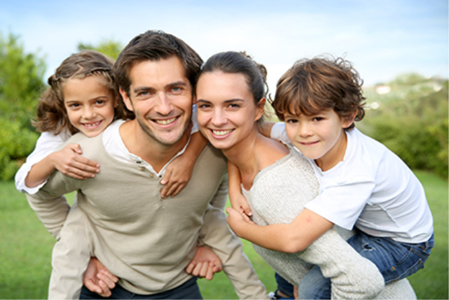 משפחה צעירה ומאושרת 