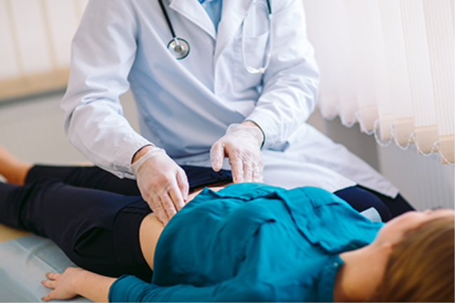 בדיקה פיזיקלית של רופא גסטרו לאבחון מחלה גסטרואנטרולוגית