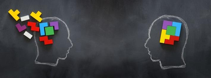אילוסטרציה של פאזל מפוזר בראש של אדם עם ADHD ומולו ראש אדם עם םאזל מסודר, ללא ADHD