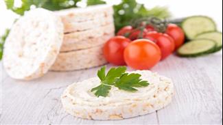 מנשנשים פריכיות בין הארוחות? 7 חטיפי ה"בריאות" המשמינים ביותר