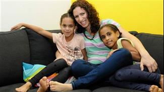 אחרי 4 שנים של טיפולי פוריות - ליהי ואשר חובקים תאומות