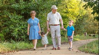 סבא וסבתא של החופש הגדול: כך תשמרו על איזון משפחתי בריא