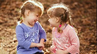 תאומים ונפרדות: כך תגדלו אותם יחד – וגם לחוד