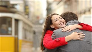 6 סיבות בריאותיות שיגרמו לכם להתחבק