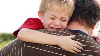 האם מגדר משחק תפקיד ביחס של מבוגרים לכאב של ילדים?