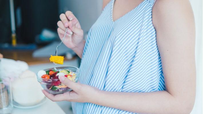 אישה בשבוע 14 להריון מקפידה על תזונה מתאימה