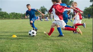 כיצד השתתפות בקבוצת ספורט משנה את מוח הילד?