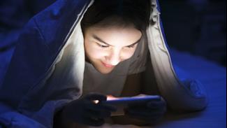 לזמן מסך לפני השינה השפעה קטנה על רווחת מתבגרים