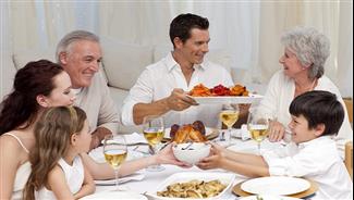 לא רק בסוכות: סיבות מפתיעות שבגללן מומלץ לאכול בצוותא