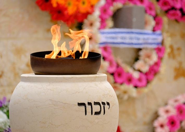 אבוקת זיכרון בבית העלמין הצבאי, מסמלת את יום הזיכרון בצל הקורונה