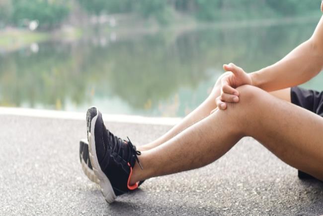 ספורטאי סובל מכאבים בברך וזקוק לניתוח החלפת ברך 