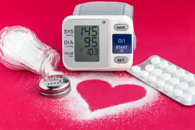 מד לחץ דם, כדורים להורדת לחץ הדם ומלח אשר מוביל לעלייה בלחץ הדם