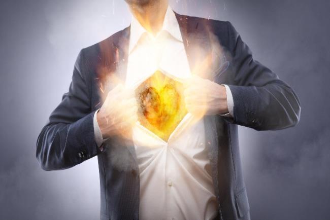 דימוי של אדם סובל מתחושת צריבה בחזה עקב צרבת