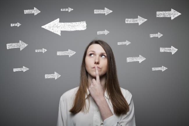 אישה מתלבטת אם להחליט החלטה על פי תחושת הבטן שלה