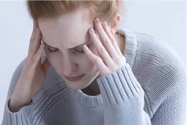 אישה מודאגת סובלת מהפרעת דחק פוסט טראומטית 