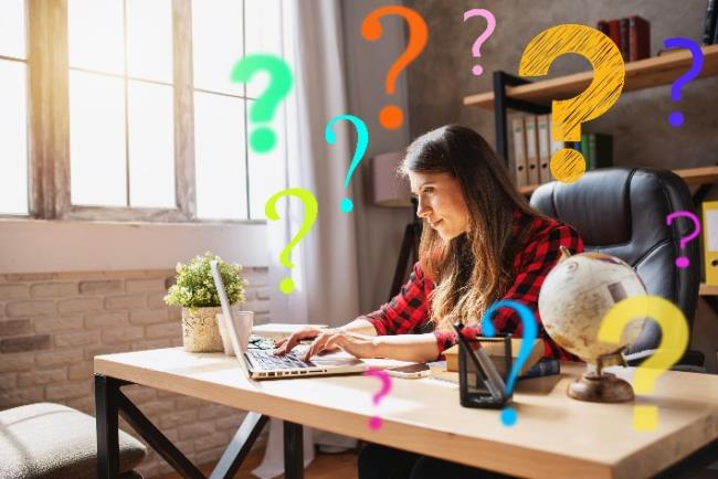 אישה עמוסה בשטף מחשבות במהלך יום העבודה 