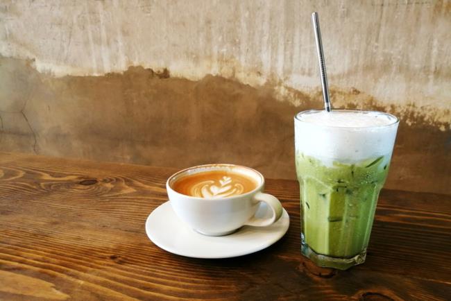 מאצ'ה וכוס קפה