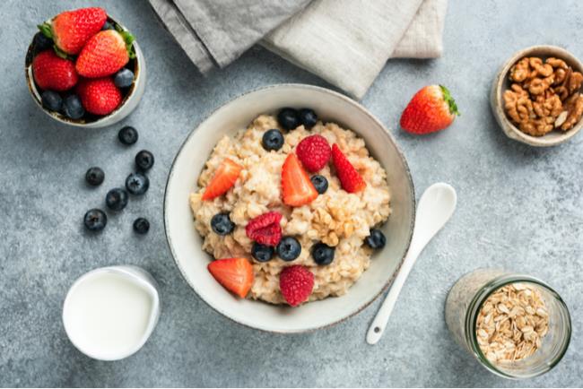 שיבולת שועל עם פירות טריים