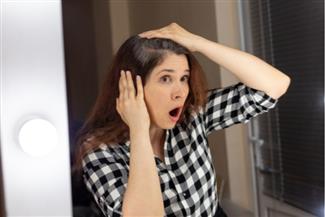 שיער לבן התחיל לצמוח? הנה כמה סיבות אפשריות וגם דרכים לעכב את תופעת ההתבגרות