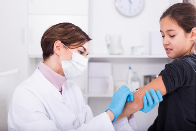 אחות מחסנת מתבגרת בחיסון נגד קורונה