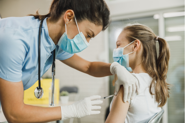 ילדה בת 11 מקבלת חיסון לקורונה 