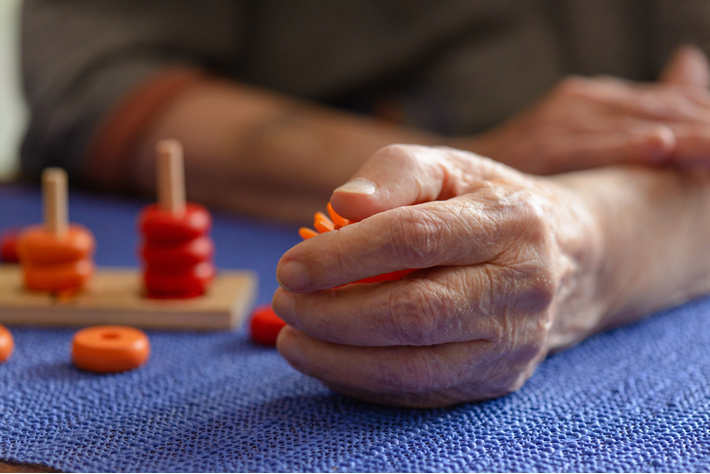 אדם סובל מספסטיות בטיפול פיזיותרפיה