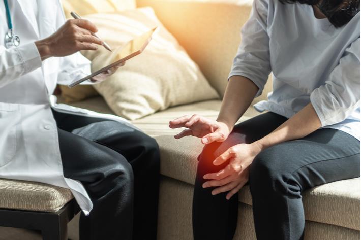 רופא מספק חוות דעת אורתופדית 