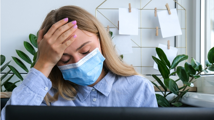 אישה סובלת מעייפות, כחלק מהתסמינים של לונג קובד אחרי תחלואה באומיקרון