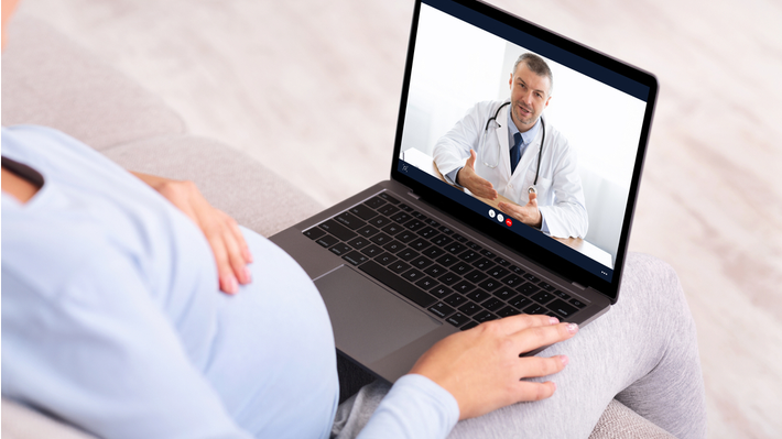 אישה מתייעצת עם רופא אנדוקרינולוג בנוגע ליתר פעילות של בלוטת התריס במהלך ההריון 