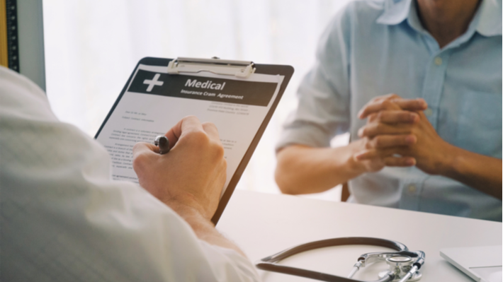 רופא מספק חוות דעת משפטית לצורך הגשת תביעת רשלנות רפואית