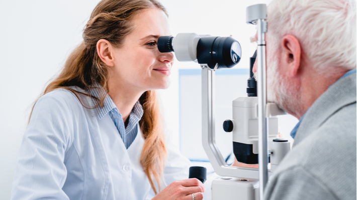 גבר מבוגר עובר בדיקת ראיה