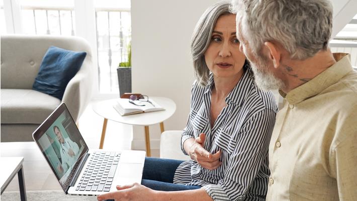 זוג במהלך טיפול זוגי אונליין 