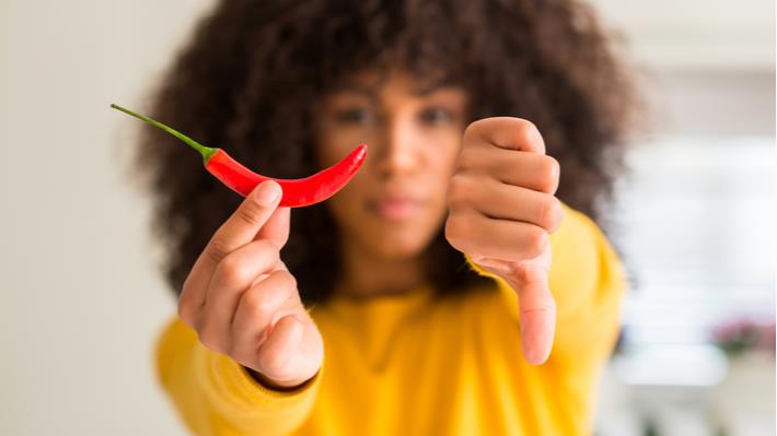 אישה מחזיקה פלפל חריף 