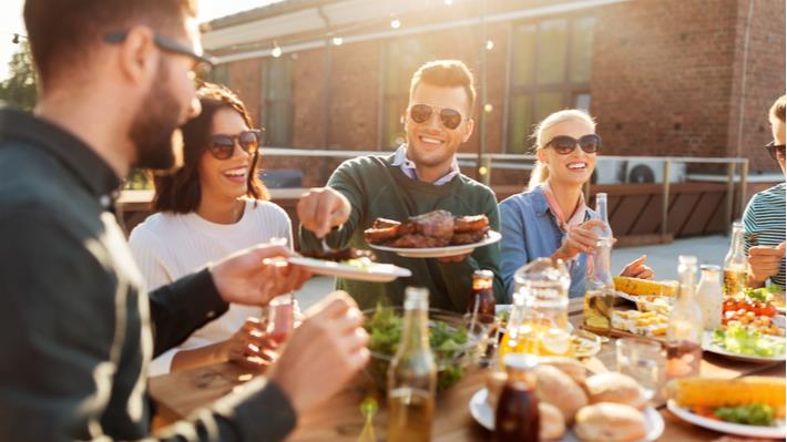 חברים בארוחת בשר 