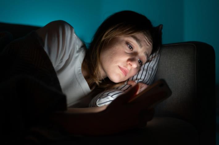 בחורה מסמסת לאקס 